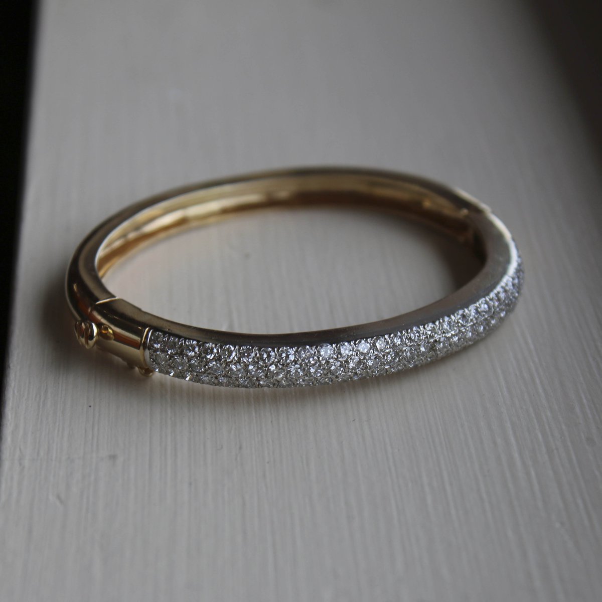 RFMoeller's tweet photo. Sparkling diamond bangle bracelet from our estate collection. #EstateJewelry #RFMoellerEstateCollection https://t.co/B6j0MvBjsh
