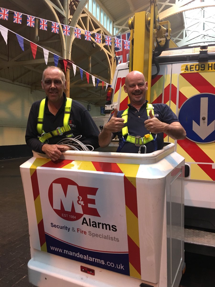 VCBackToThe80s's tweet image. Huge thanks to @mandealarms who lent their expert support to the lighting set up tonight!