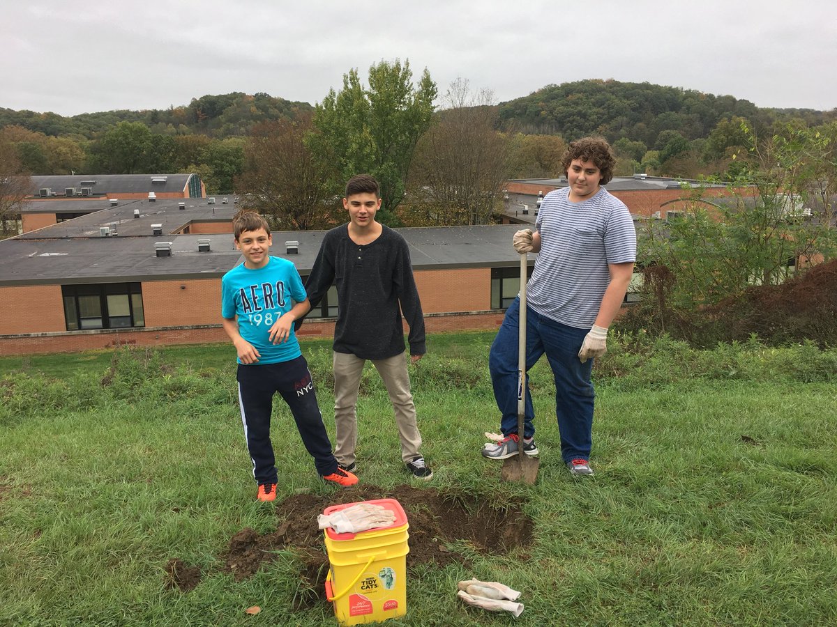 MattBaer8's tweet photo. 5th Period learners digging their time capsules! #Room242 #HASDHS https://t.co/HUN28dSIlG
