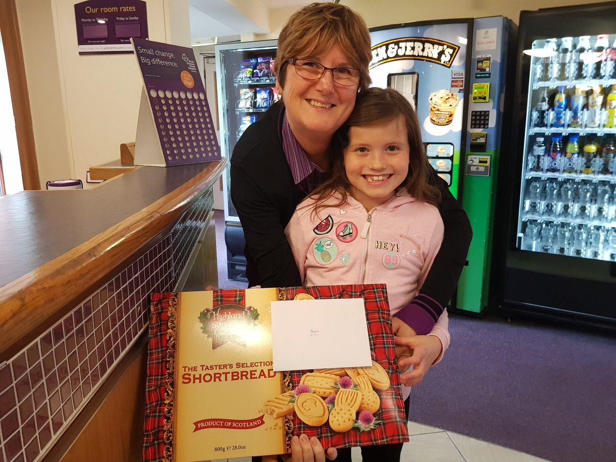 blackpool_beach's tweet photo. Angela recieving a WOW from our guest Lauren for excellent service! #greatwallwarrior @traceybish @AndyFr4ncis  @SDEBDD @blackpool_beach https://t.co/kO15NI2KHv