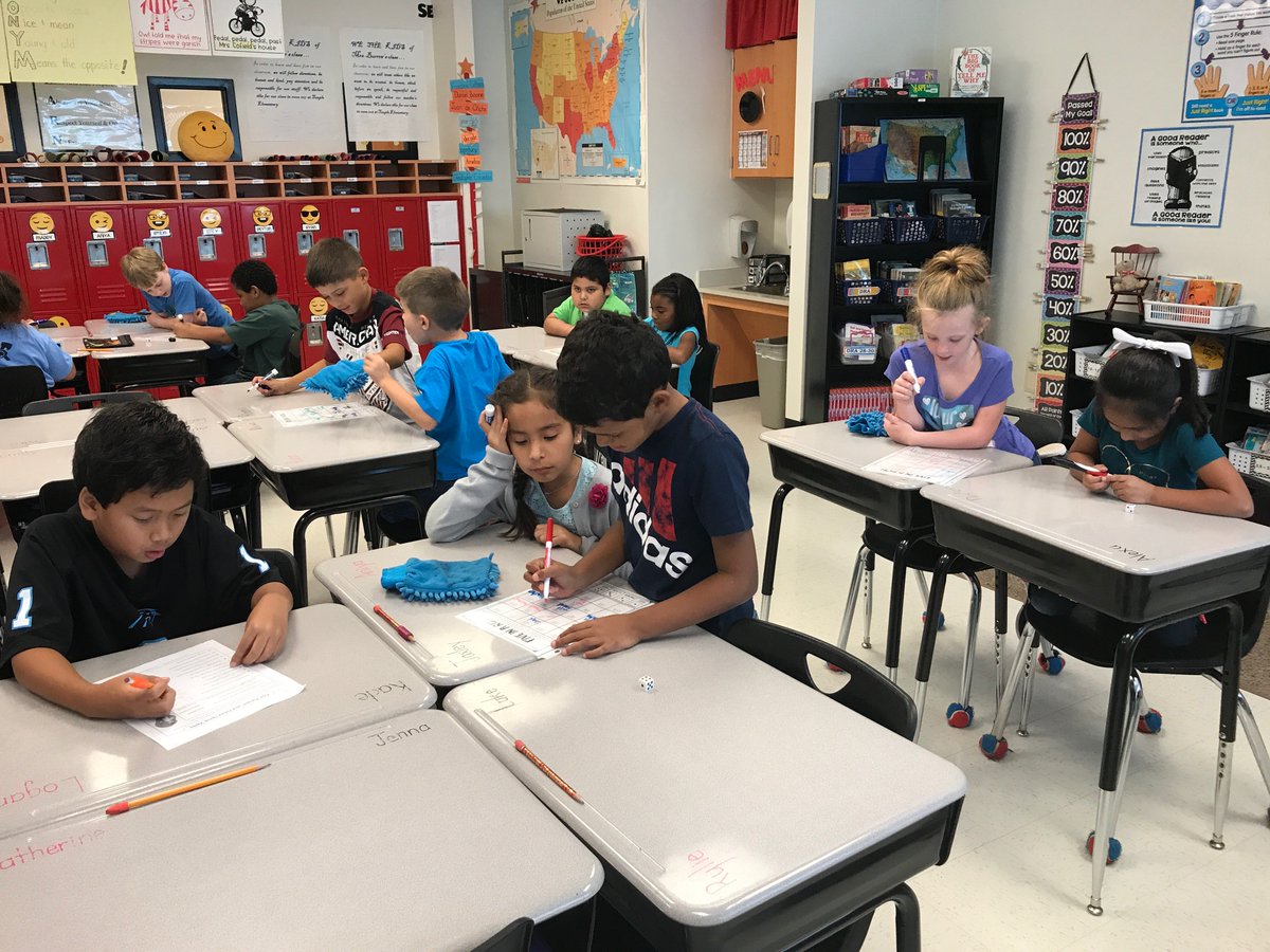 jacks3rdgrade's tweet photo. Five In A Row is an awesome way to practice verb tense! 🎲🎲🖤🤓#LearningIsFun #Verbs @ElemJacks https://t.co/aBbxnVqEya