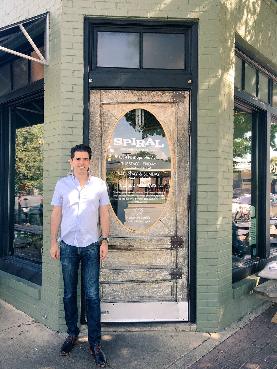 FtWorthSymphony's tweet photo. #ADayWithTony is off to a great start! We stopped by @spiraldiner for a #vegan lunch! πβ€οΈπΉ
#fwso #iloveapiano #tonydesare https://t.co/8xwJypcoIQ