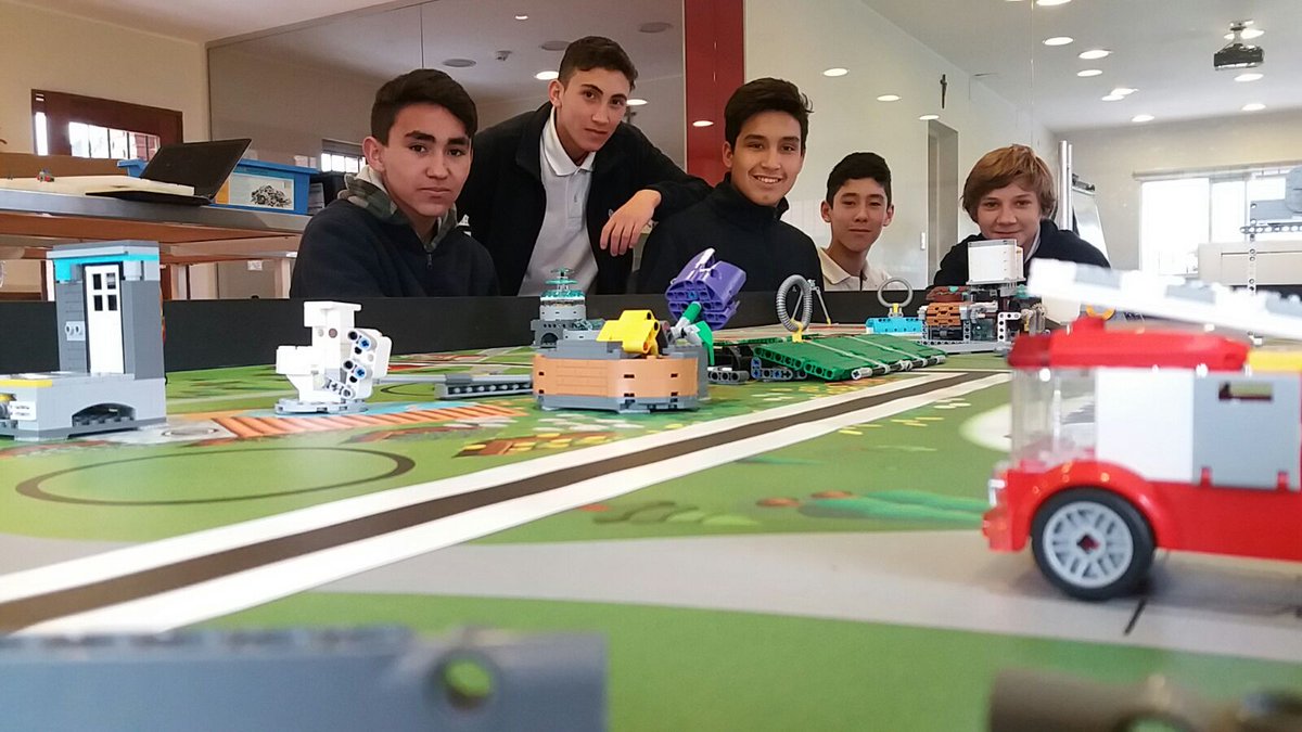 @FLL_Uruguay @Plan_Ceibal <a href="/pinosfundacion/">Fundación Los Pinos</a> <a href="/montevideoIM/">Intendencia de MVD</a> Equipo FLL con Danilo Ríos, director de saneamiento IMM. Casavalle construye futuro