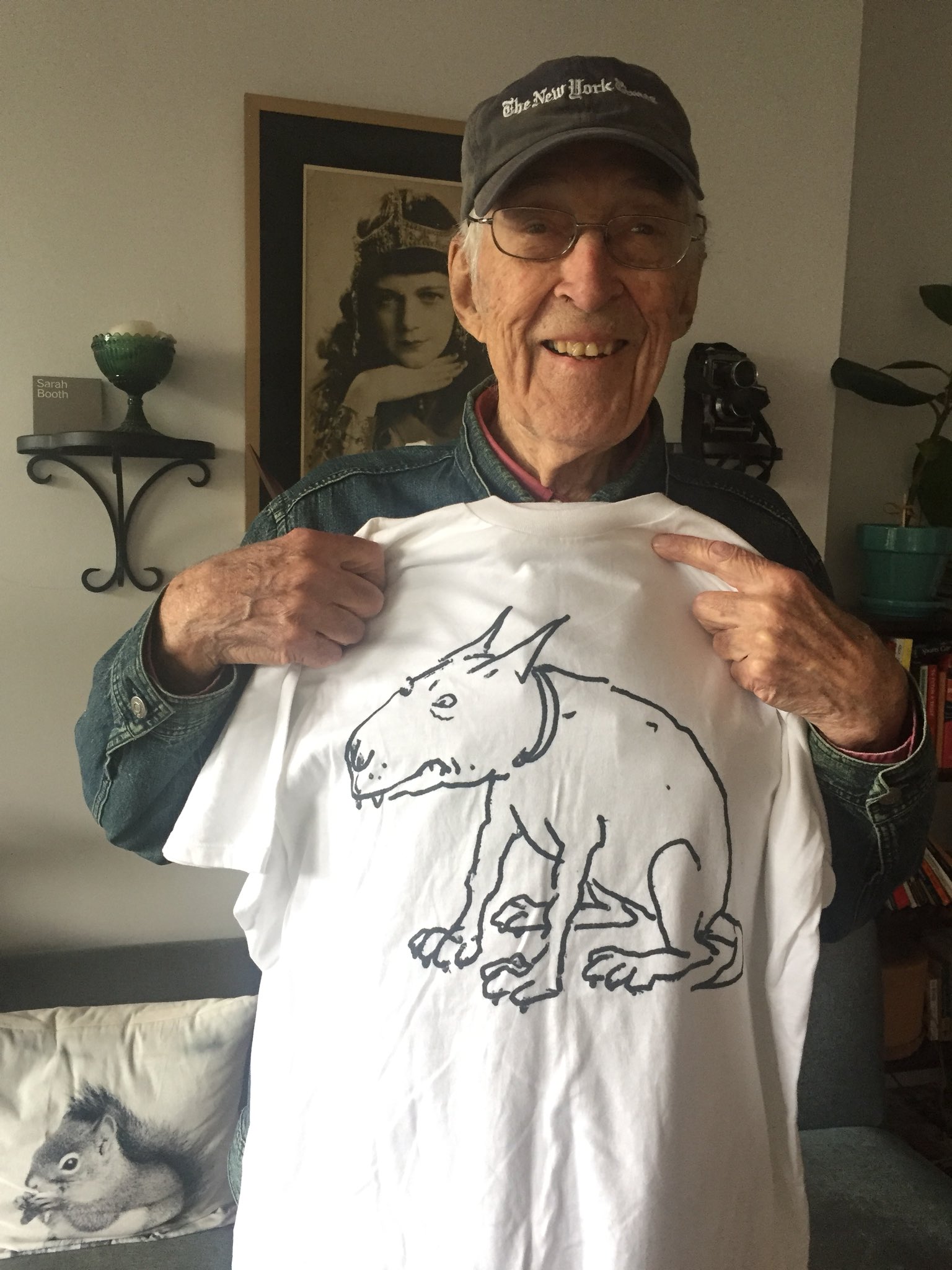 George Booth  con una camisa con su conocido dibujo perruno 