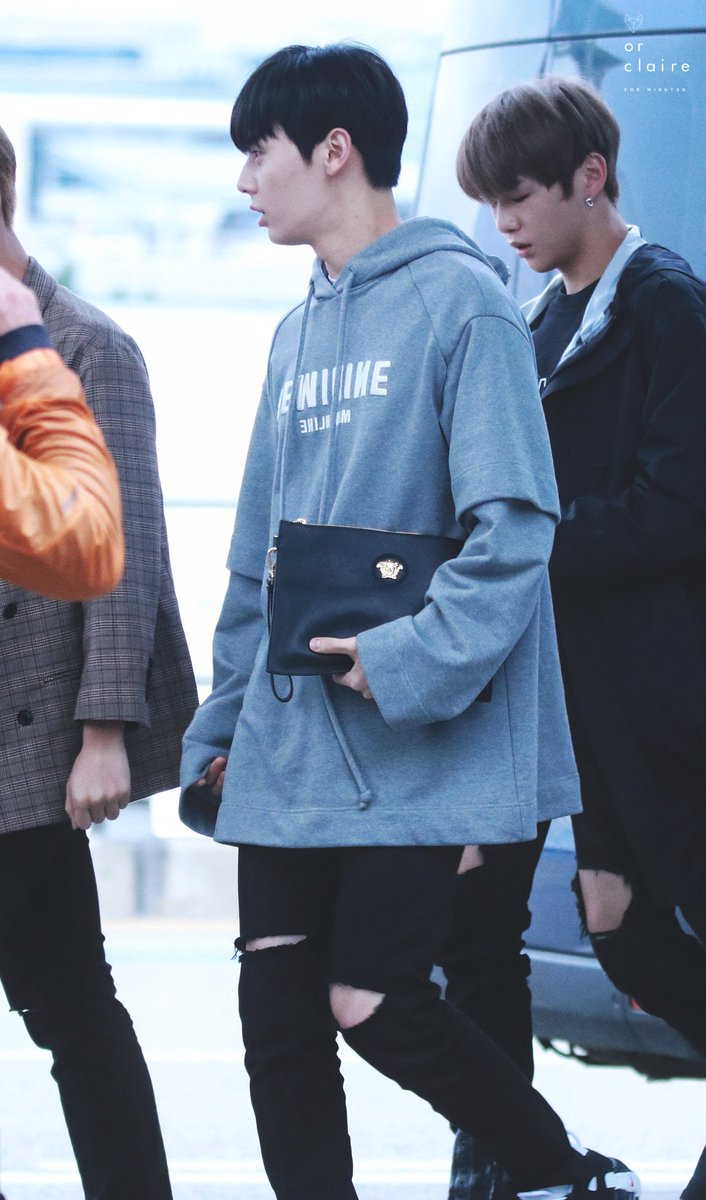 0rclaire's tweet photo. 171012 ICN
.
#황민현 #워너원 #minhyun #wannaone https://t.co/0RImaTENKA
