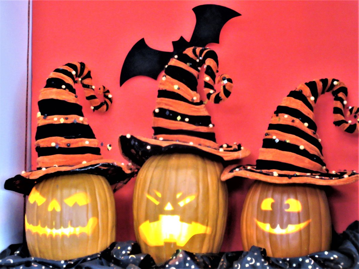 Gayvan's tweet photo. Kick off the Halloween season on a spooktacular flying ride with Broomelda at @FlyOverCanada #UltimateFlyingRide https://t.co/02c3jdNeAR https://t.co/xhZbLvP8W0