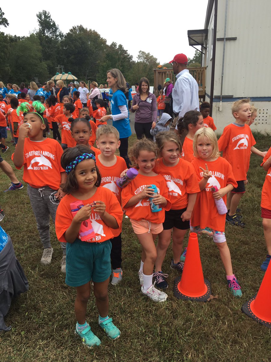 MrsLizWenzel's tweet photo. Rock n Run 2017 was a success! #firstgraderocks @StratfordLndgES https://t.co/bRhBNNiOYa