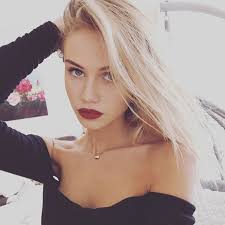 Paulette busca:
—Amber
—19 años
—Alpha
—PB: Scarlett Leithold