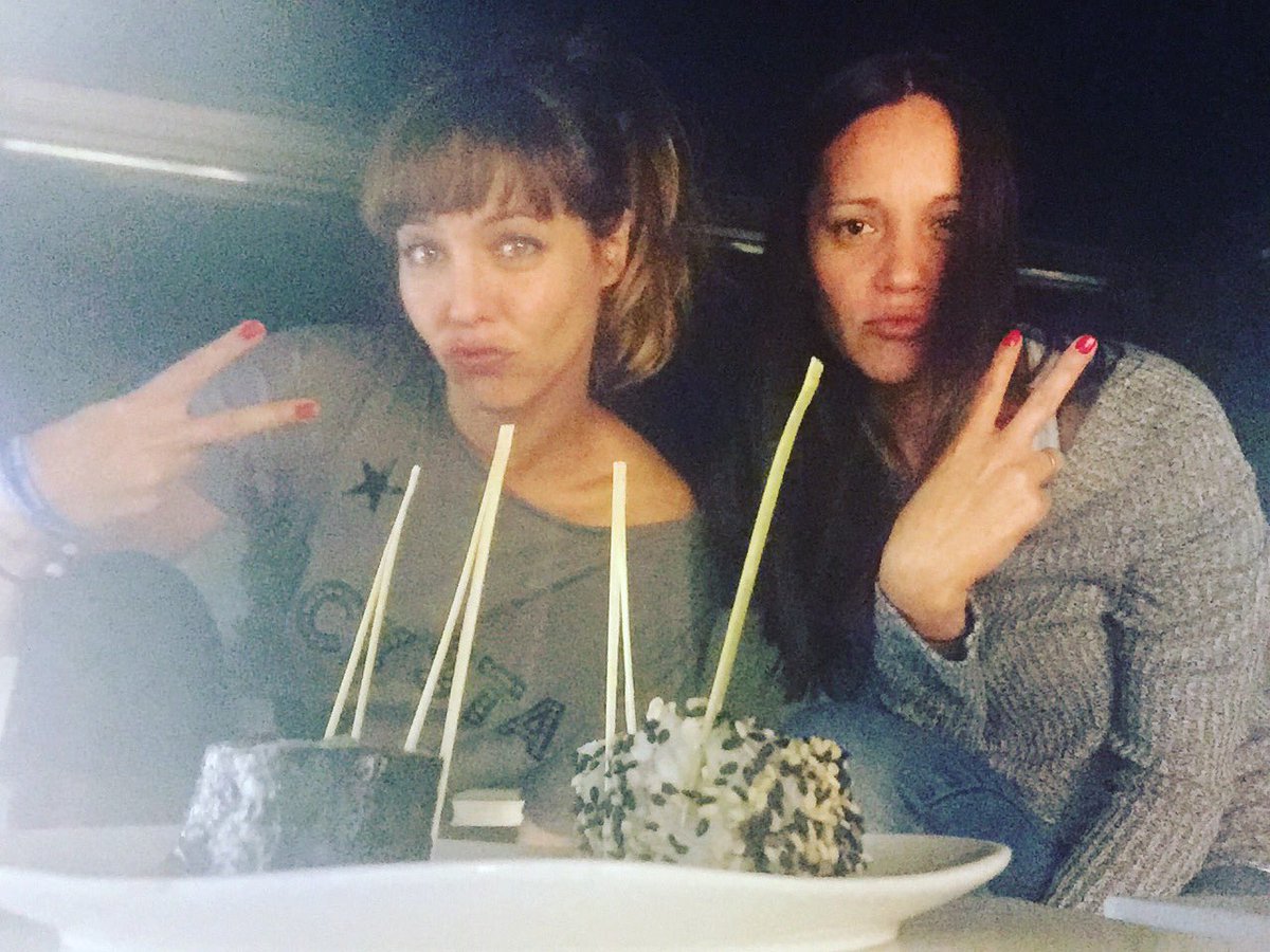 Lara_de_Miguel's tweet photo. Viernes 13, sushi y Lau. #firstclass #somosmolonas #wenowit #ella #lomejordeesteaño #haciendoeltontosevivemejor #amistad https://t.co/wLvL5sL3YV