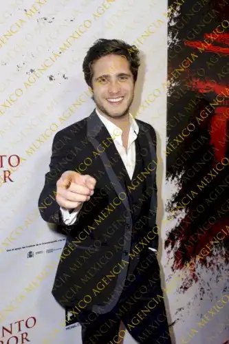agencia_mexico's tweet photo. @DiegoBoneta  reveló que ya ha empezado a grabar temas de @LMXLM para lo serie que protagonizará de la vida del cantante. https://t.co/MDfR7Yeoxt