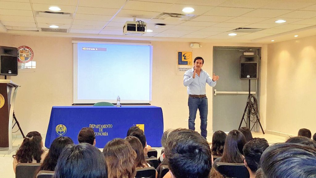 roblesmd3's tweet photo. Siempre es un placer aprender de personas tan preparadas; @DavidFigueroaO impartiendo cátedra a alumnos del departamento de @economiaunison. https://t.co/Ezv8JTfwS6