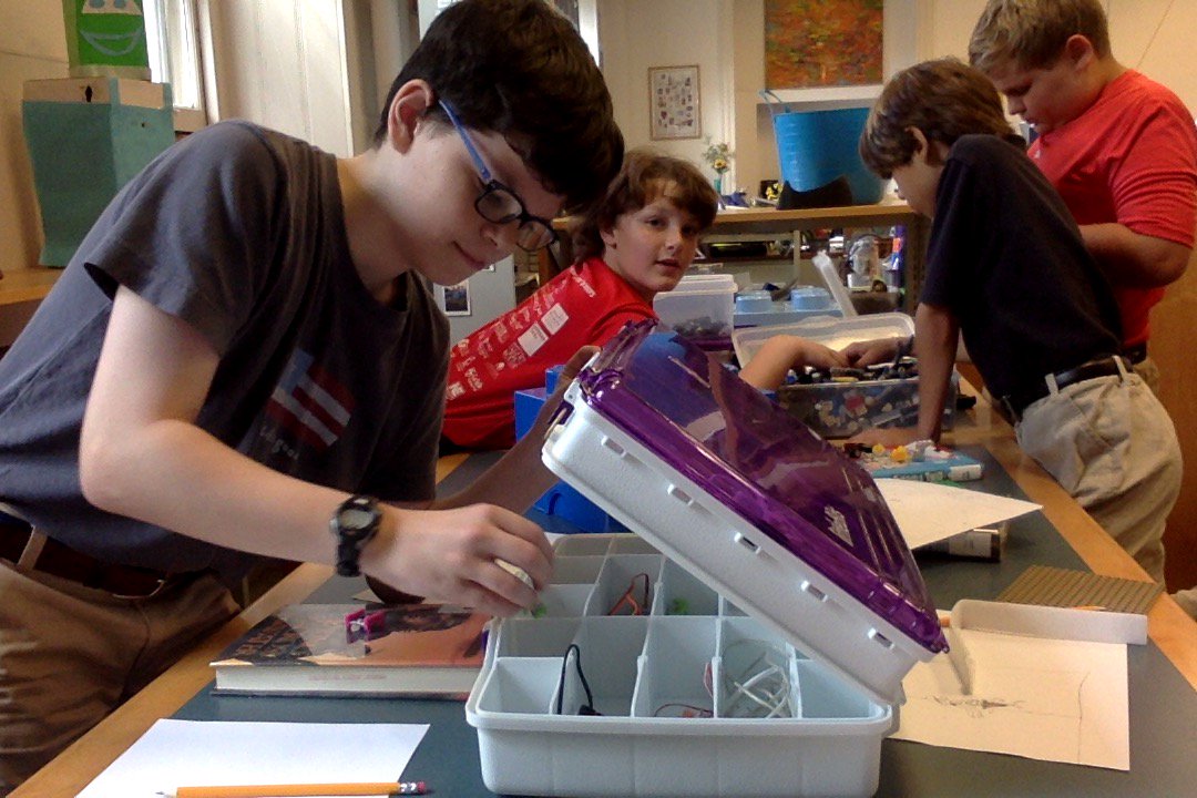 SCHlibraries's tweet photo. MS Book Club builds scenes from their books w/ Lego and Littlebits in the Henry Library Tinkerlab #booksandbits #schreads https://t.co/GQNZLxbDfy