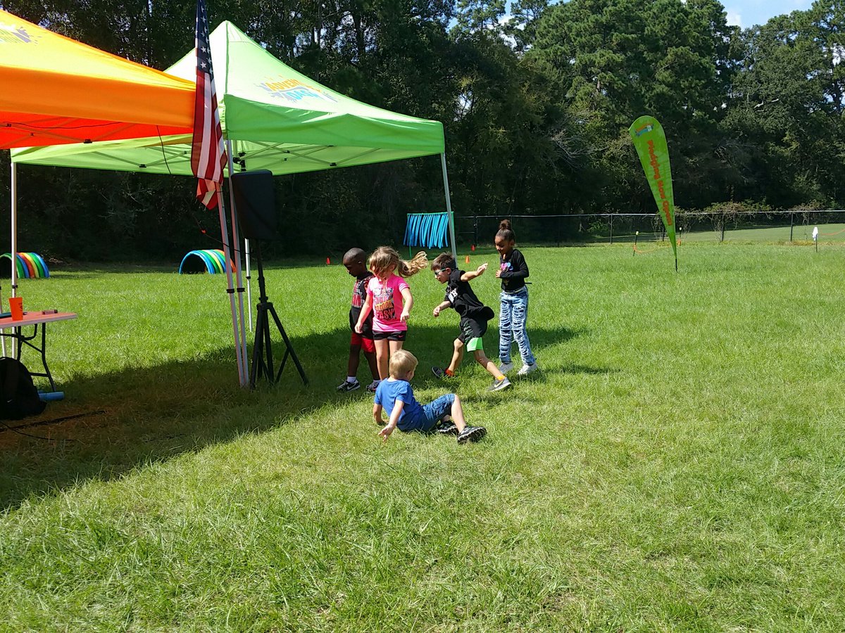 SpecialsRocks6's tweet photo. Kindergarten adventure dash! #haileycomets https://t.co/DFy1srPmQt