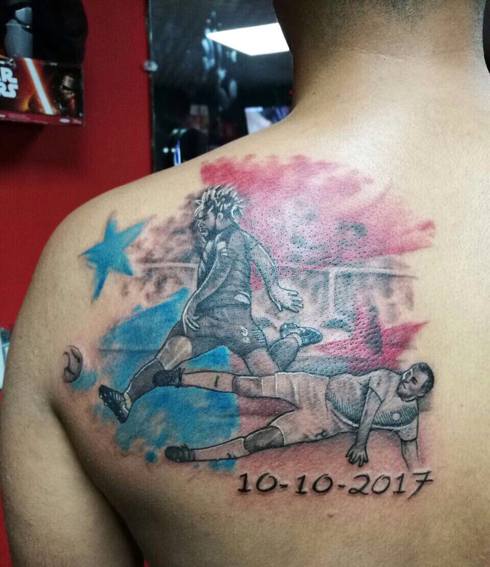Este señor si es fanático. Wao.