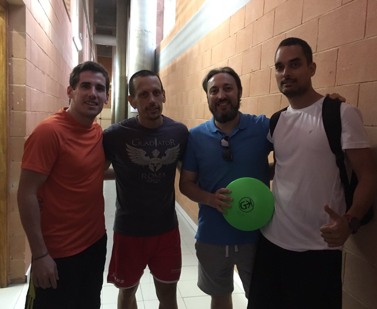 Jav_Fra_Gar's tweet photo. Aprediendo de @colpbol consejos y futuros proyectos, muchas gracias por el apoyo #FEADEF @_Profesport_ https://t.co/A0ojP4hLRa