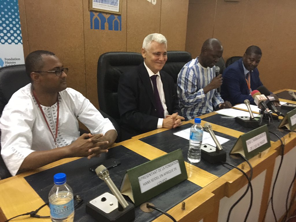 paula_raul's tweet photo. Très heur av participe assises droit constitution à Niamey avec #fondat Seidel #univ Niamey. Échang fructueux #etat de droit soutien #UE https://t.co/DXFm7XNTuR