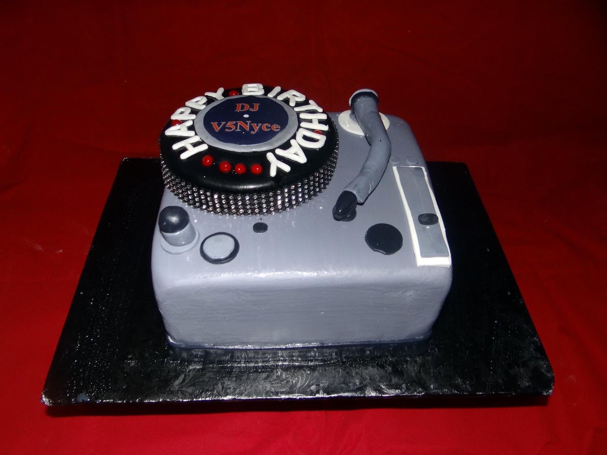 ImagineCakeDC's tweet photo. Turn up for Friday!  Is there a DJ available? #DJCake #TurntableCake #CakeOfTheDay #DMVCake #CakeLife #CakeLove https://t.co/YDuWoIZ2qn
