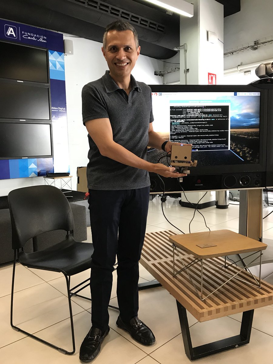 carlossm68's tweet photo. #TJBot it’s alive! #Cognitive #Robot @IBMBluemix @citizenIBM @ibm_mx @IBMWatson #Education https://t.co/5OiB3xUoor