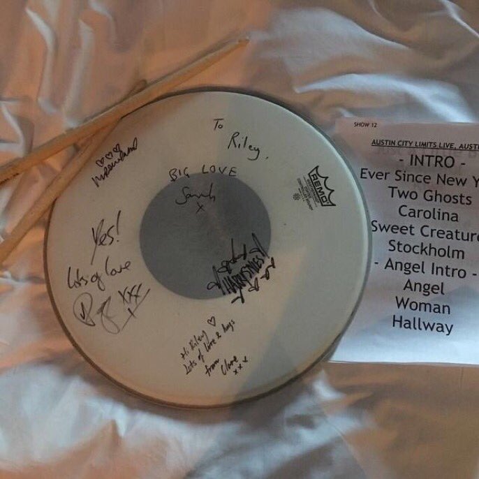 HSUpdating's tweet photo. 📸| Harry and his band signed this for kimstagram_atx. https://t.co/z7GiMOdTgq