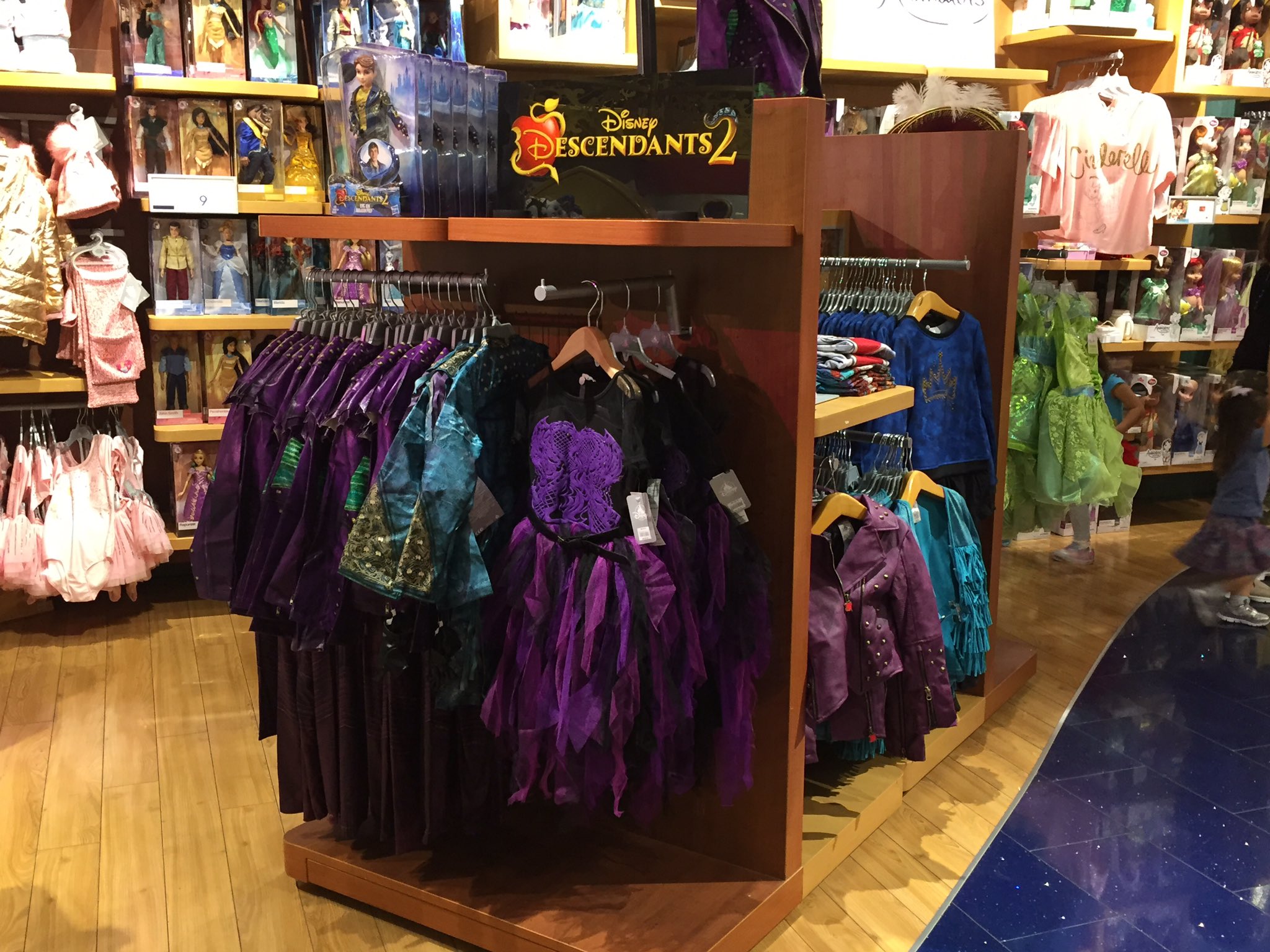 アメリカ雑貨ゴマちゃん ディズニーストアにディセンダントのコーナーはかろうじて残ってはいるもののグッズの多くは売切れ 予想はしていたものの苦しい戦い 仕入 になりそうです 次の店にレンタカーで走ります ゴマちゃん店長より T Co