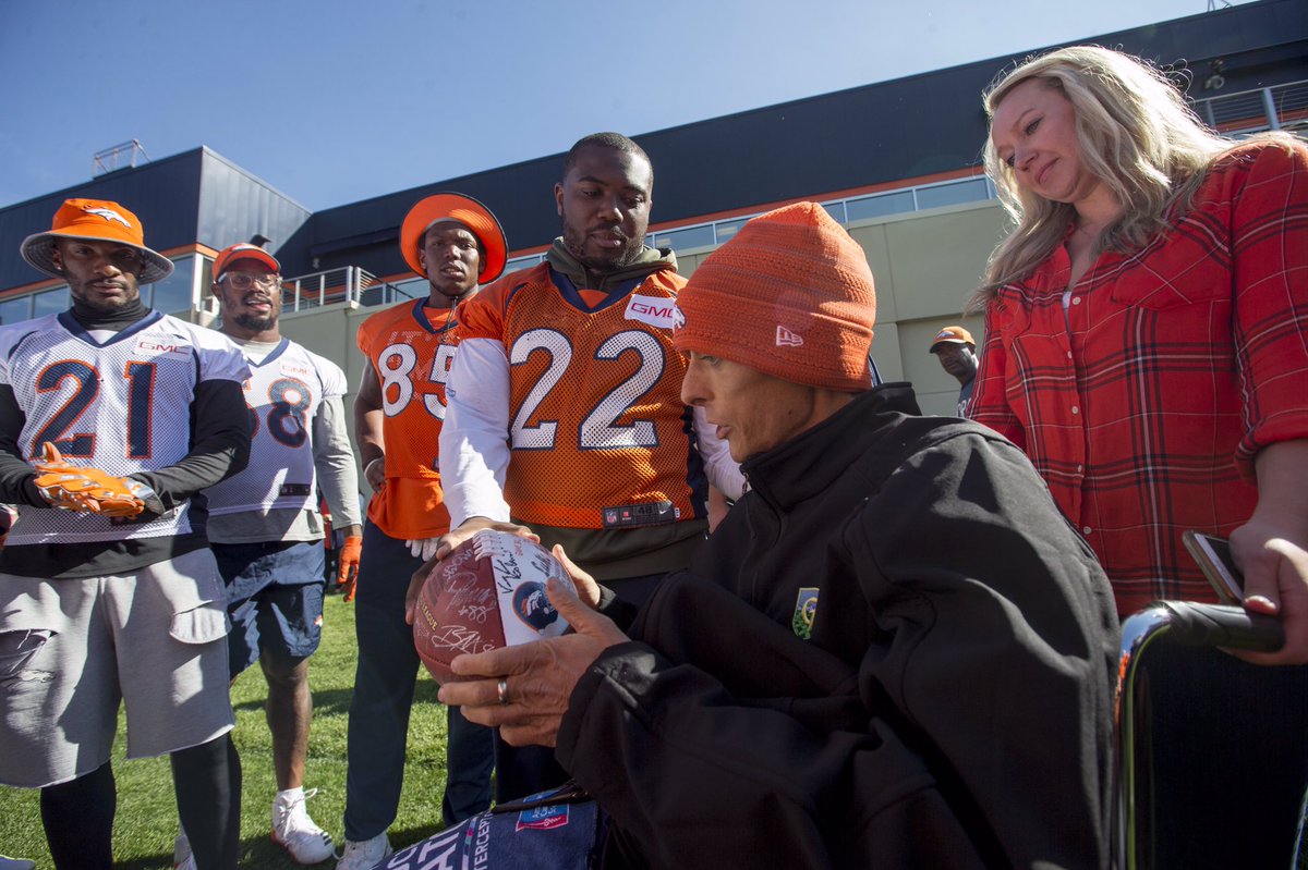 psmyth12's tweet image. RB @cjandersonb22 and the Broncos players present long-time employee @5280turf a game ball post practice today. #FightLikeABronco.