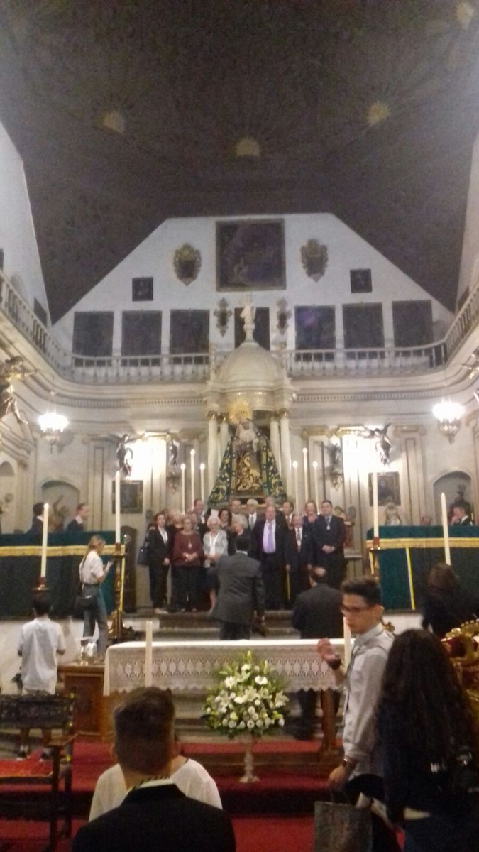 granadacofrade's tweet photo. La Virgen de la Esperanza trasladada al tabernáculo de Santa Ana a un año para su coronación @HdadEsperanza @GJEsperanzaGR fotos @AcalRomero https://t.co/6zaX2MA83s