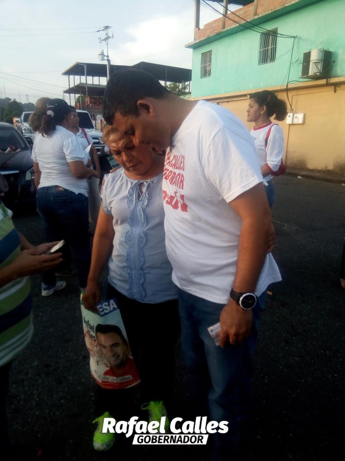 henryeperez2013's tweet photo. Recorrimos el estado Llevando mensaje de paz y esperanza de nuestro lider de la revolucion y futuro #Gobernador @rafaelcalles @PartidoPSUV https://t.co/bJwozIQwM0