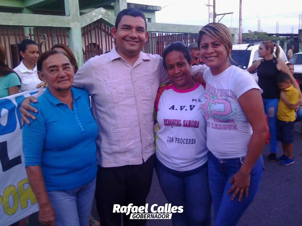 henryeperez2013's tweet photo. Recorrimos el estado Llevando mensaje de paz y esperanza de nuestro lider de la revolucion y futuro #Gobernador @rafaelcalles @PartidoPSUV https://t.co/6YDK2tBKTe