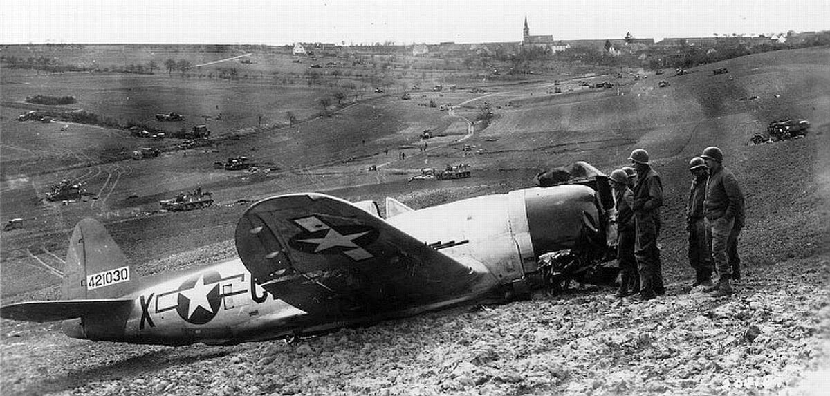 Второй сбитый самолет. Подбитые самолеты второй мировой войны. Самолет п 47 Тандерболт. Сбитые самолеты второй мировой войны. Подбитый самолет 2 мировая.