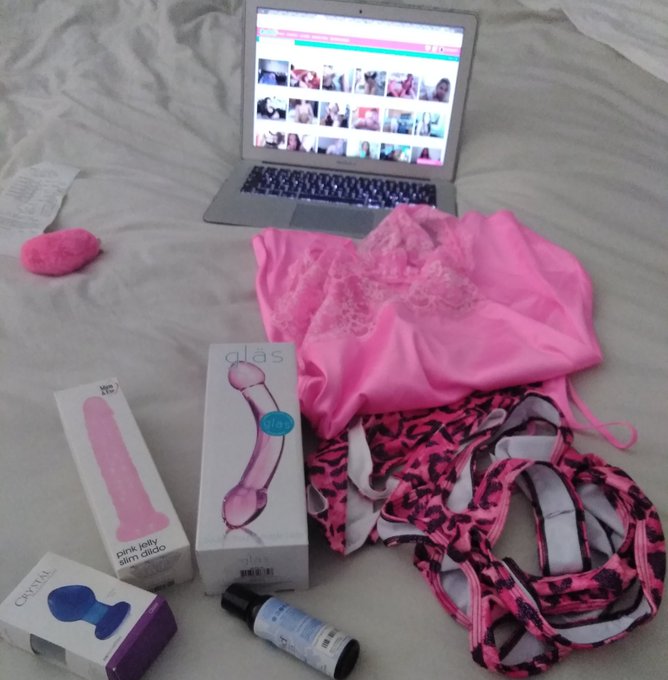 I bought new stuff for my show today at 6pm PST , can t wait to use my new toys ? https://t.co/A2J3J