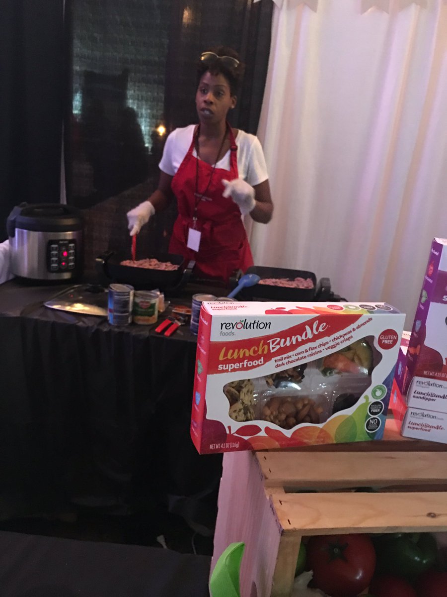 Arealurbanmom's tweet photo. @RevolutionFoods is the bomb 🙌 #HowDoYouHero cooking demo #WowSummit17 https://t.co/GAsDi78uzD