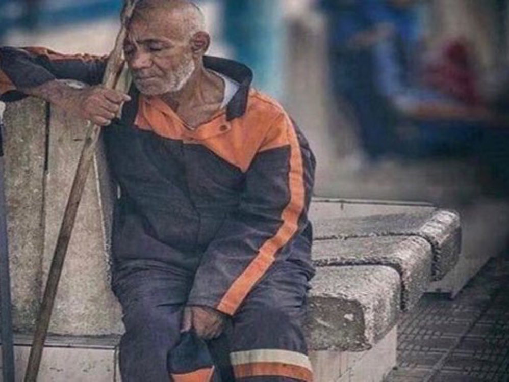 تذكر أن كل ورقة ترميها في الشارع ، قد ينحني لها رجل مثل عمر أبيك !