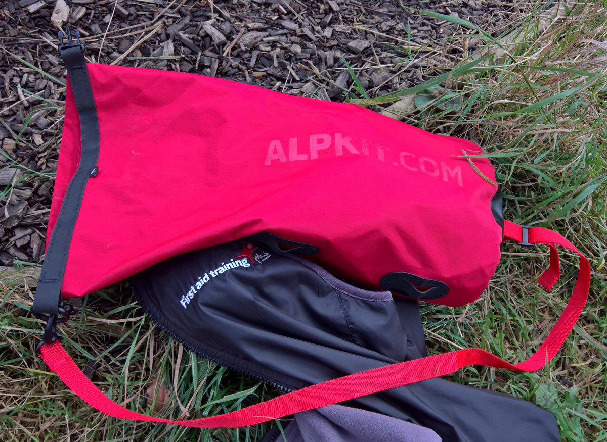 AndyFirstAidTP's tweet photo. My new @Alpkit bag is the perfect #waterproof #mudproof "propbag' on our @ITCfirstAid #outdoor #firstaid courses 👍 https://t.co/NIsFOJURcH