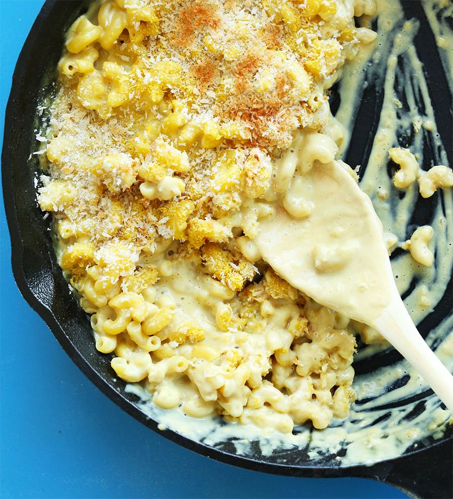 Craving comfort food? Try our VEGAN Garlic Mac n Cheese! So creamy and cheesy you'd never guess it was dairy free! mnbkr.com/2yfBJin