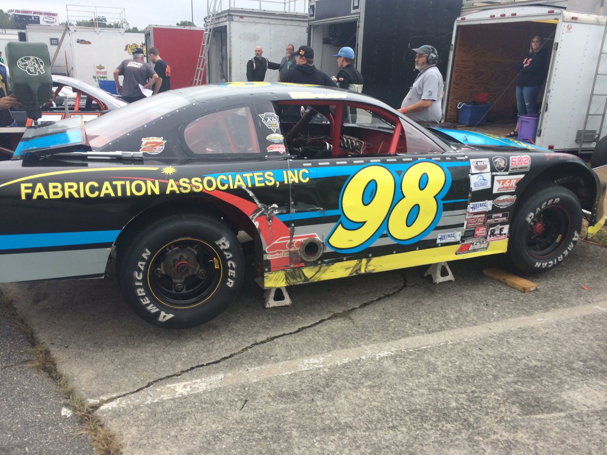 Matt Henley in the pits at Tri-County #602_tour