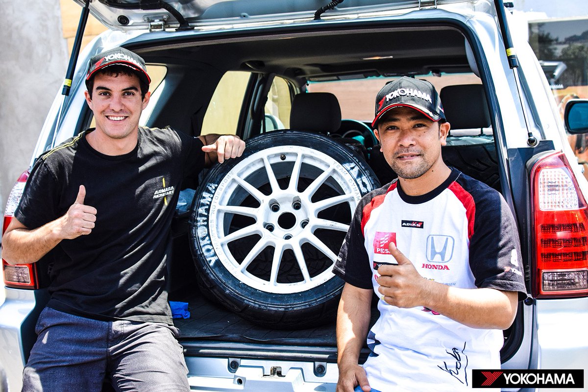 YokohamaPeru's tweet photo. @luchomendozajr y #Koba08 del #TeamYokohama equipándose con #llantasYokohama #Advan #A048 #Ad08 #Drift #Circuito #YoUsoYokohama #EllosSaben https://t.co/vOkN8NeRqT