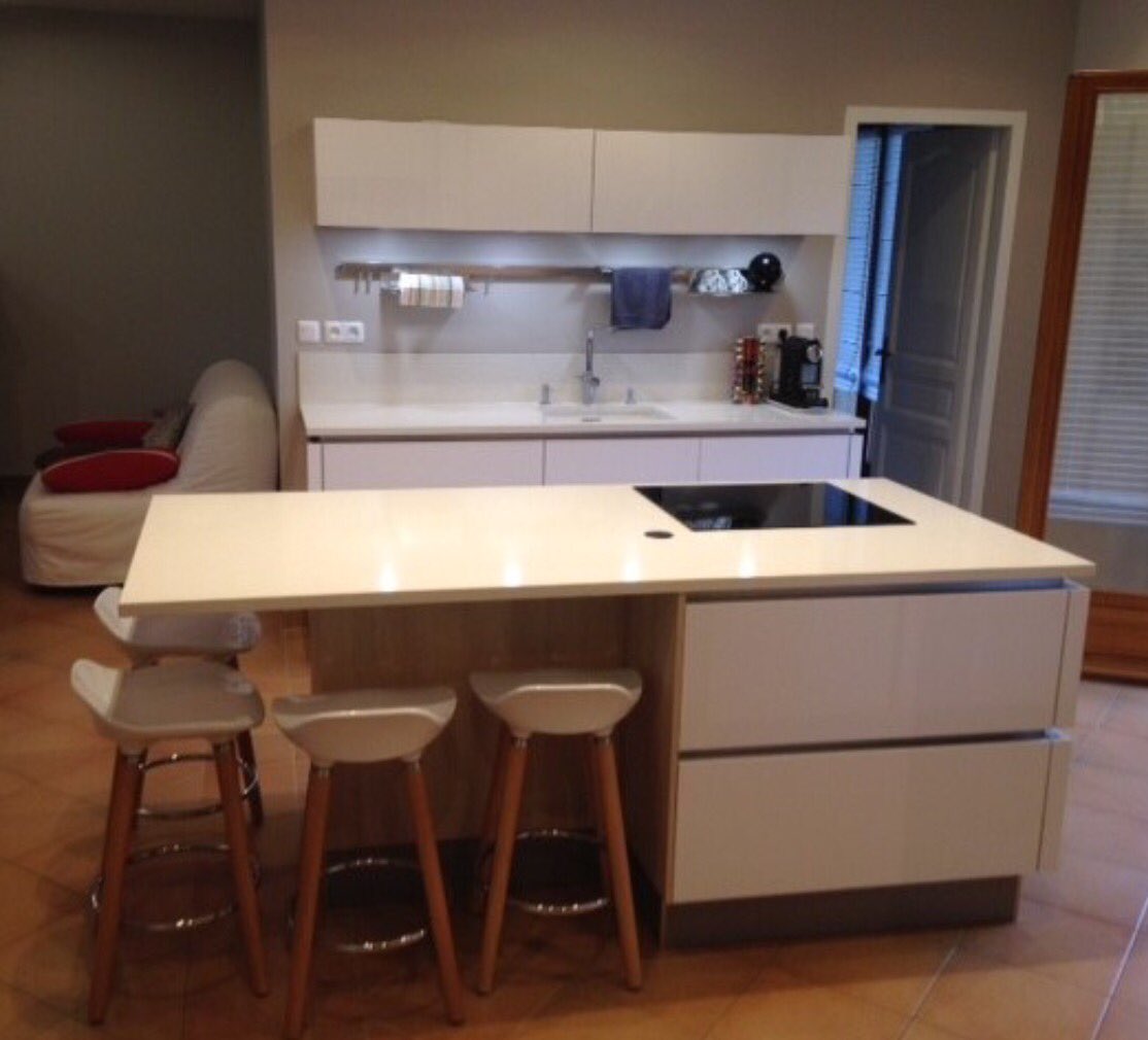 HackerTlse's tweet photo. Projet du jour #cuisine #kitchen #ilot #laque #blanche #silestone #placo #sanspoignee #renovation #maison #roblin #toulouse @Cosentino_FR https://t.co/6i3zsDLkCs