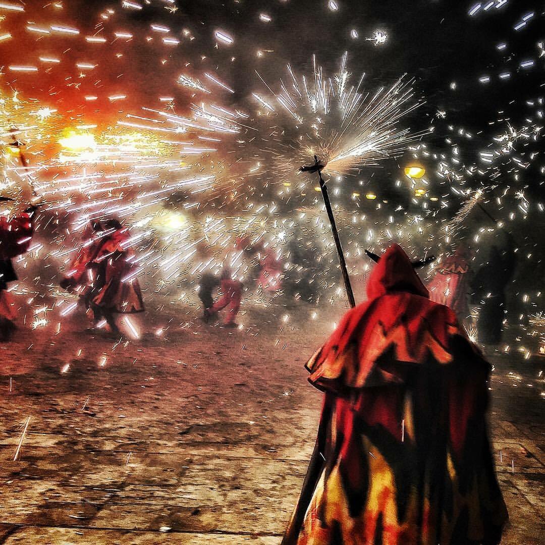 Diablots de la Punyeta! Amunt les hatxes! Ben aviat notícies fresques! Ara, de festa! Que ès divendres! #SortiuACremarLaNit #LaLiaremParda