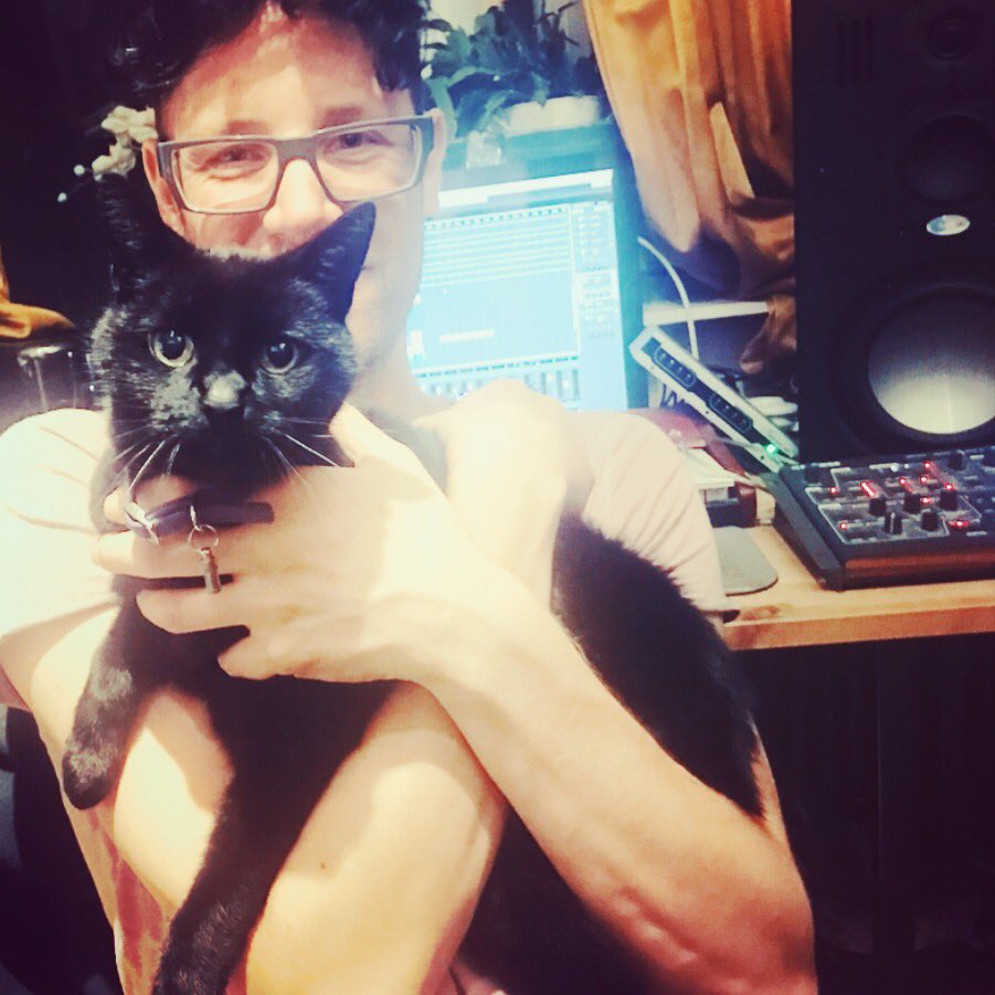 Friday 13th, time to bring a black cat to the studio😼 https://t.co/dAbbrPfe94