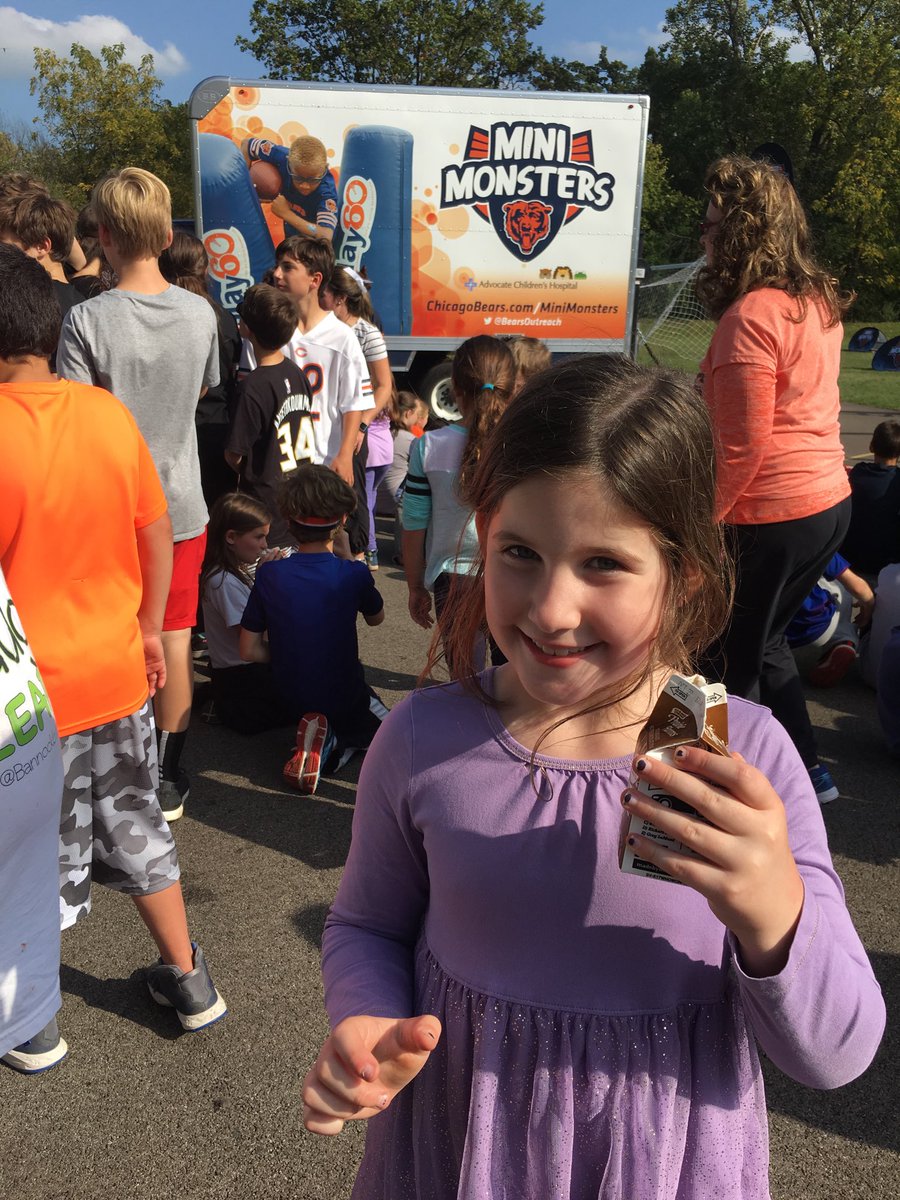 2ndgradekramer's tweet photo. Cooling off with milk at our afternoon event! @MidwestDairy @FUTP60 #bsd106 https://t.co/cSzWuU07s1