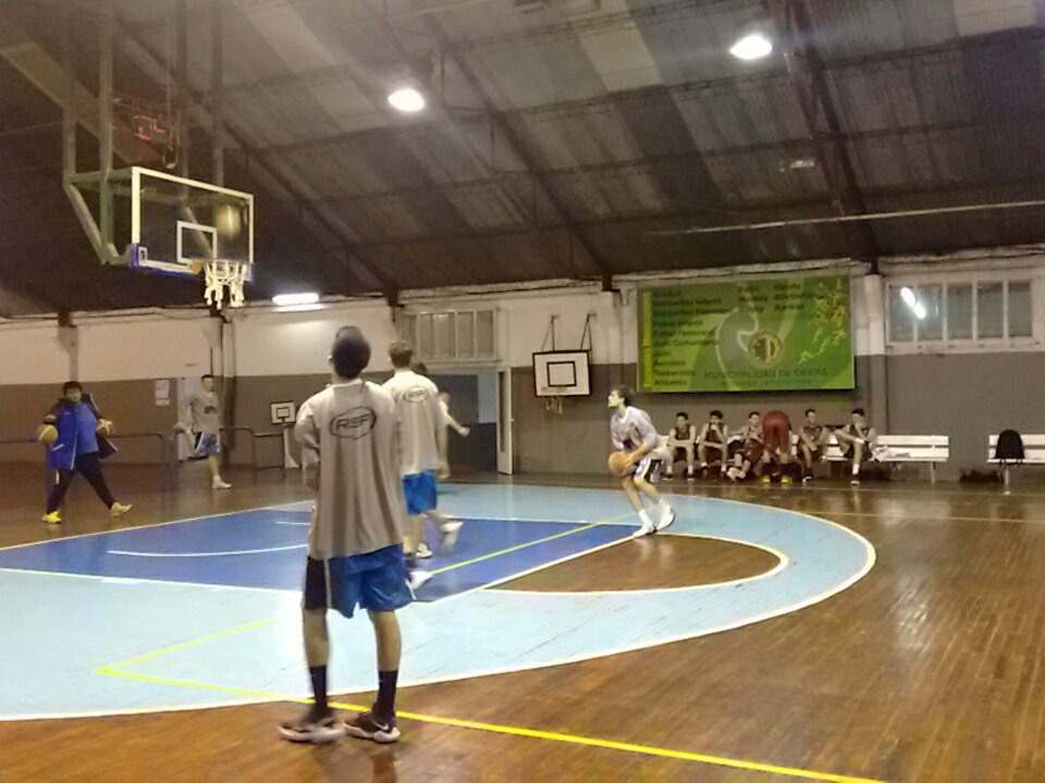 Son 21.53 y los árbitros no aparecen en Oberá #OTC y #Tokio esperan jugar su partido <a href="/FMBBMisiones/">FMBB Misiones</a>