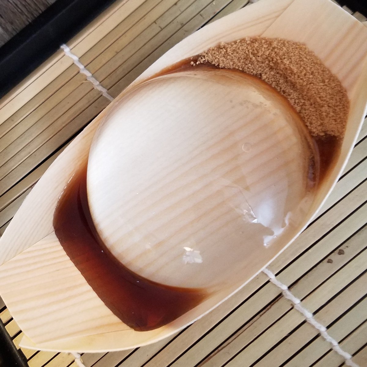 itsSaraaaaahC's tweet photo. Raindrop cake. 😍😍😍 https://t.co/GCcvnNcnm1