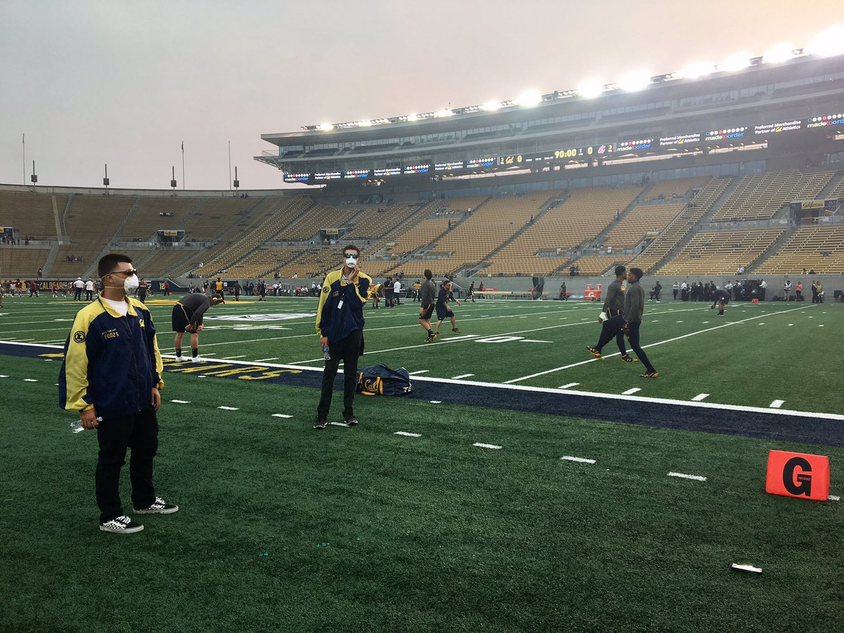 rickquanABC7's tweet photo. About 90 minutes before kickoff. A haze hangs over Cal's memorial stadium https://t.co/uuqPRKzFDa