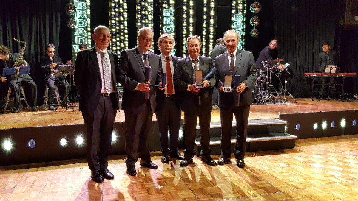 UAI_VINA's tweet photo. #UAI recibe medalla al mérito regional 2017 entregado por @CRCPValpo por su aporte al desarrollo de la Región de #Valparaíso #SomosUAI https://t.co/hU5oUzQprD