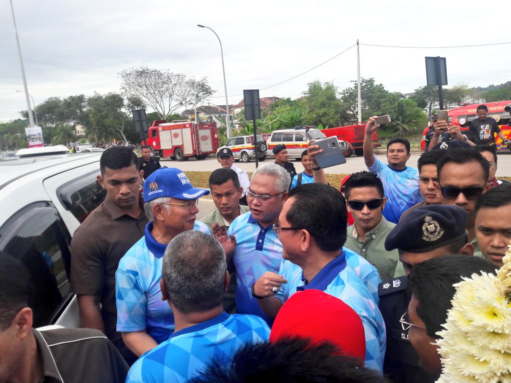kpkt_gov's tweet photo. YBM @mynohomar menyambut ketibaan YAB Perdana Menteri @NajibRazak ke Program NBOS MyBN Gotong-Royong 2017. https://t.co/WBIoM37RxN