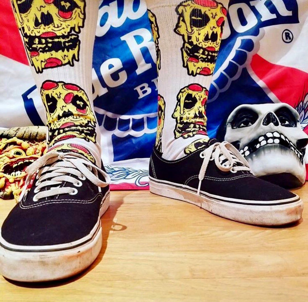 🍕☠️🍺Pizza &amp; Pabst🍺☠️🍕
#FridayThe13th #InPizzaWeCrush #Pabst #PBR #Deladeso #PBRart #PBRpizza 
📸:<a href="/pizzaboyzzz/">PizzaBoyzzz</a>