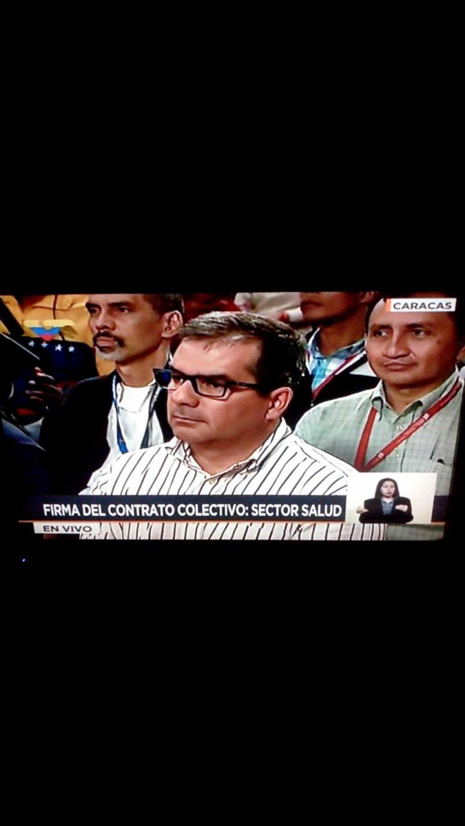 IVSSPARAISO_OA's tweet photo. Pdte @NicolasMaduro firma contrato colectivo en el sector salud y así mismo felicita al Gral @c_rotondaro por su labor ante #IVSS https://t.co/b0nOitzyLy