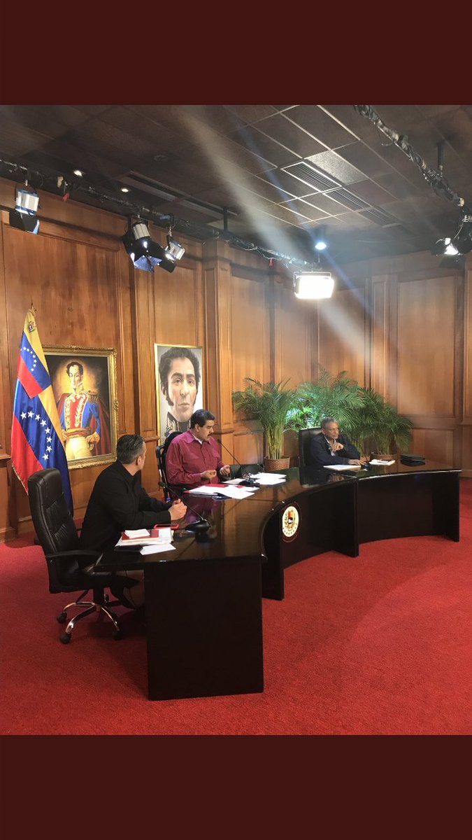 IVSSPARAISO_OA's tweet photo. Pdte @NicolasMaduro firma contrato colectivo en el sector salud y así mismo felicita al Gral @c_rotondaro por su labor ante #IVSS https://t.co/b0nOitzyLy