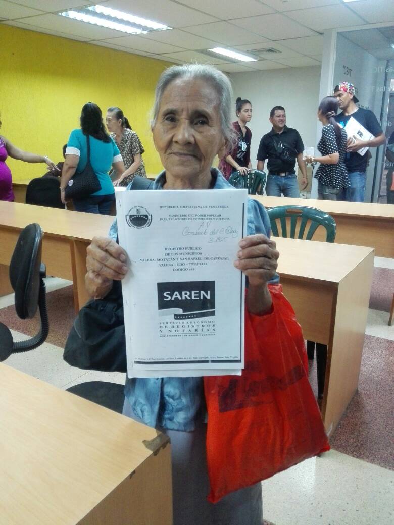 JKarkom's tweet photo. Por una #Valera d propietarios!
Seguimos cumpliendo con nuesta gente.Hoy hicimos entrega d Títulos de tierra a familias d distintos sectores https://t.co/xpB4lrF9r1