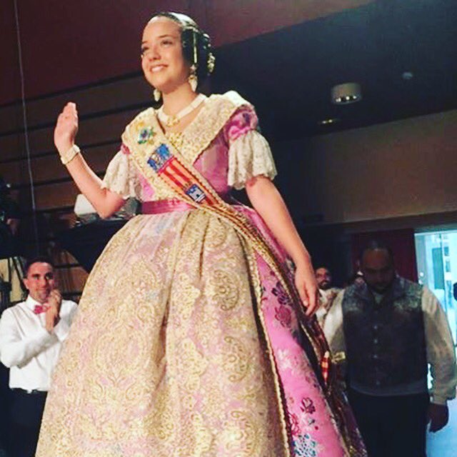 falles_Gandia's tweet photo. Marta Ribera Ramos #falleramajor2017 a la presentació de la #falleramajor2018 #acomiadament #pasarela #fallesGND #falles2018 https://t.co/zxq42D8Vte